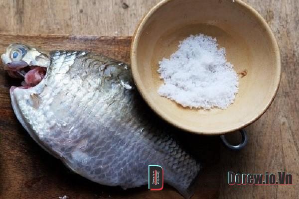 Rửa cá bằng bột mì