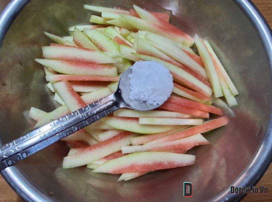 Cắt cùi dưa hấu