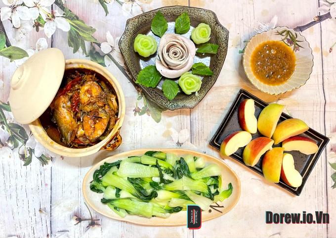 Cá kho tộ, giò lụa, rau cải