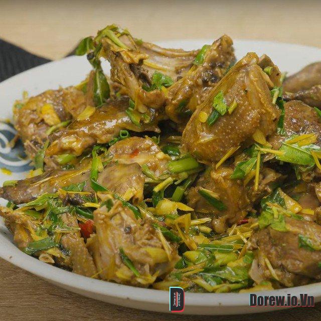 Thành phẩm chim bồ câu xào rau răm