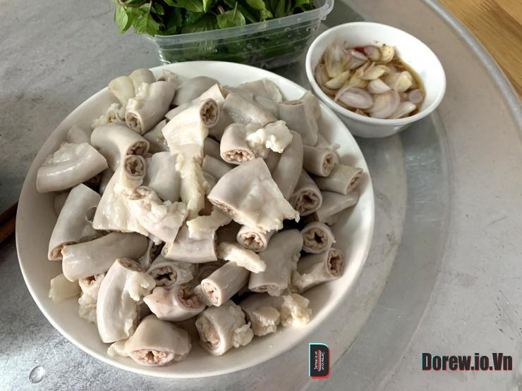 Chị Yến chỉ mua được lòng se điếu vài lần trong gần 20 năm bán thịt lợn