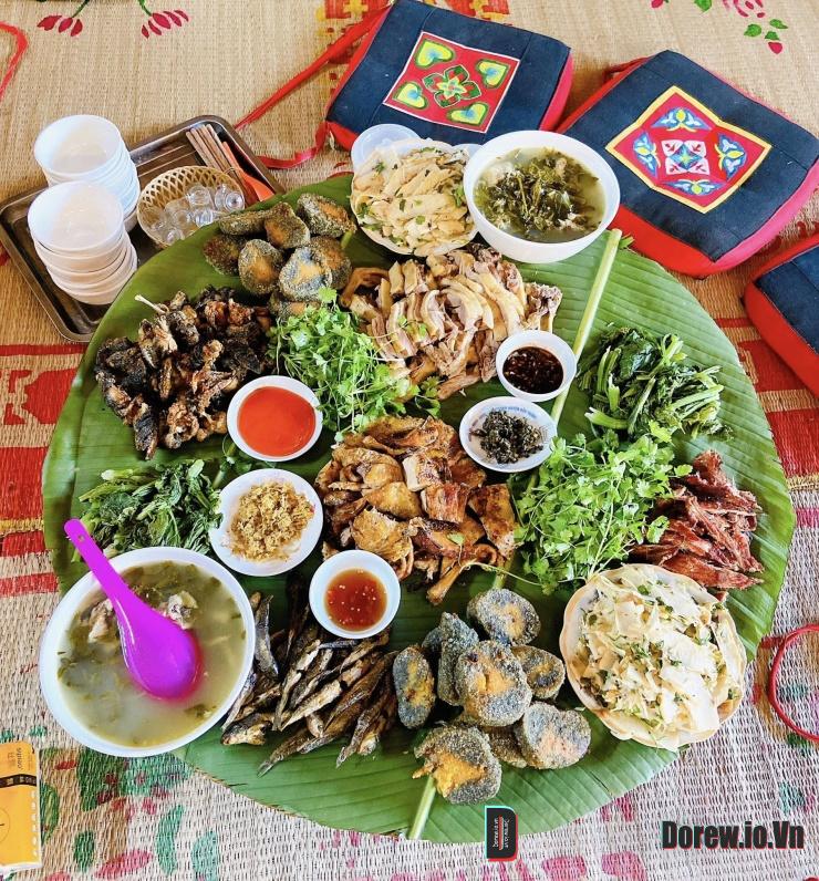 Người dân Tây Bắc thường sử dụng gia vị bản địa trong nấu nướng như mắc khén, hạt dổi,... và bày biện đồ ăn trên lá chuối, lá dong...