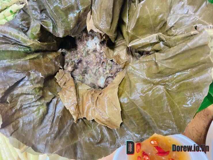 Moọc - món ăn chế biến từ cá suối và rau gia vị, gói trong lá ngõa (lá vả) rồi đem hấp lên