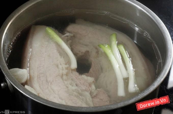 Nên chần thịt qua trước khi luộc để loại bỏ bụi bẩn