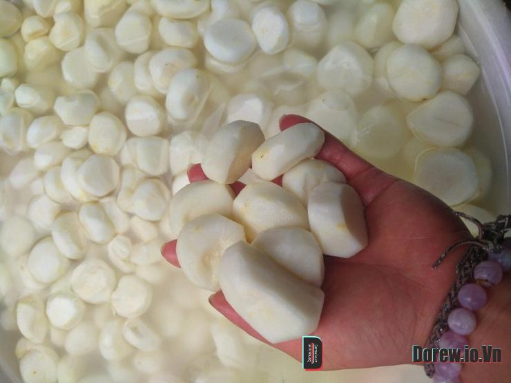 Củ mã thầy đem rửa sạch, gọt vỏ rồi ăn ngay giống củ đậu hoặc chế biến thành món chè, nấu canh