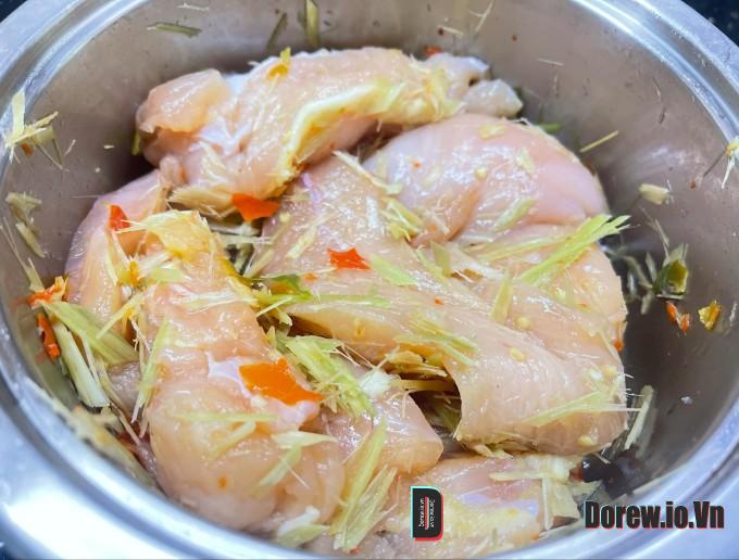Gỏi Mận Gà Xé Hạt Điều Xốt Chua Ngọt 2