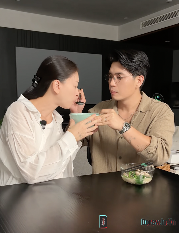 Huy Trần trổ tài nấu nướng