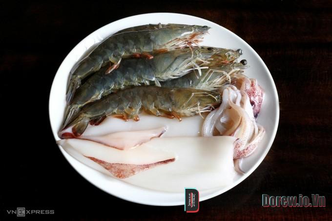 Cơm nguội trộn trứng trước khi rang