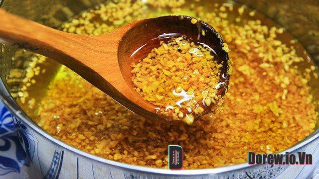 Khuấy nhẹ tỏi trong nước nóng