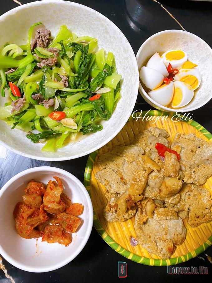 Mâm cơm nhà Huyền Elli