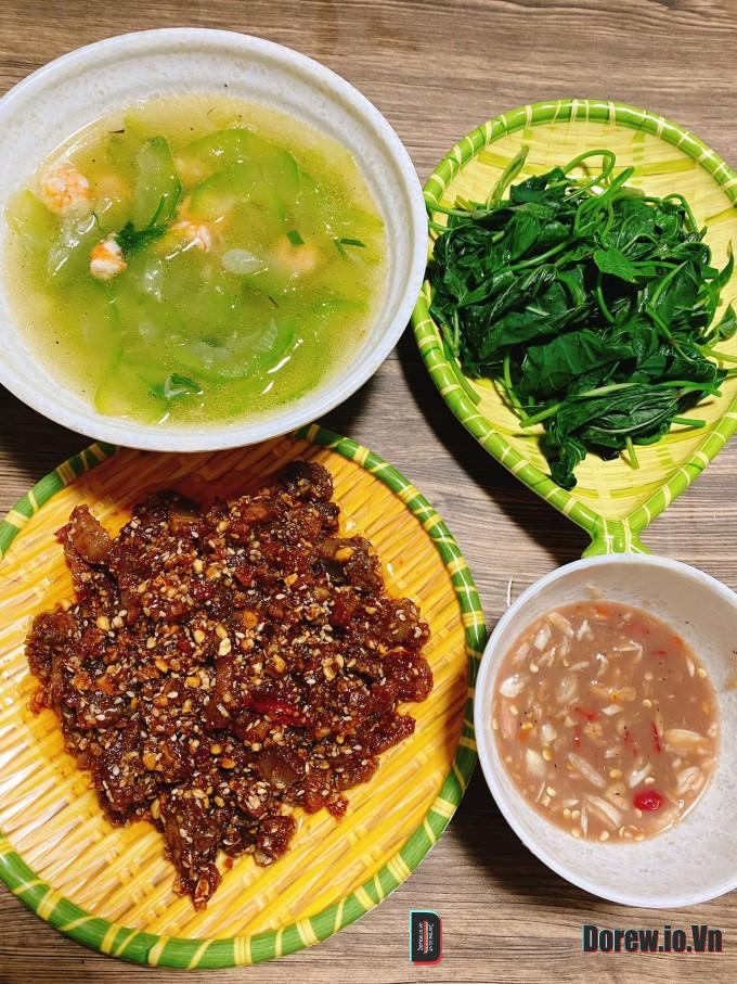 Mâm cơm nhà Huyền Elli