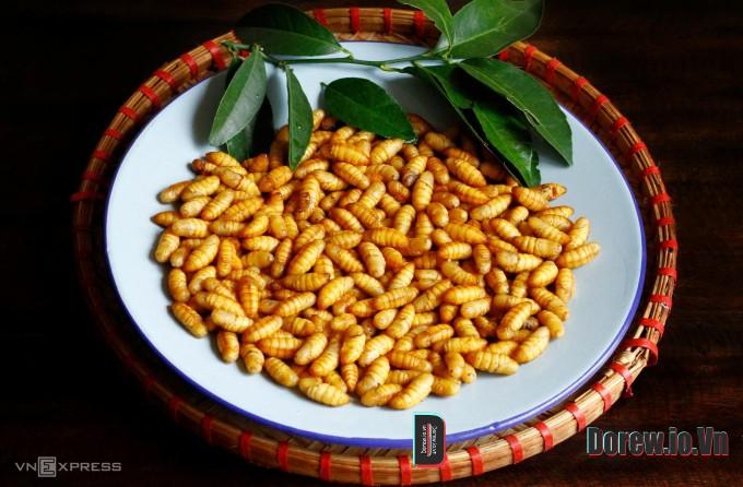 Nhộng tằm rang cùng lá chanh giúp cân bằng vị và giảm nguy cơ xảy ra dị ứng