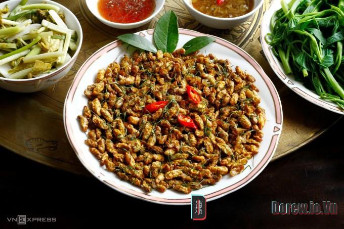 Nhộng tằm rang cùng lá chanh giúp cân bằng vị và giảm nguy cơ xảy ra dị ứng