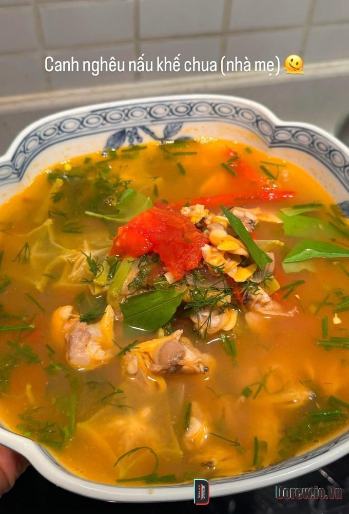 Tăng Thanh Hà nấu canh cùng mẹ