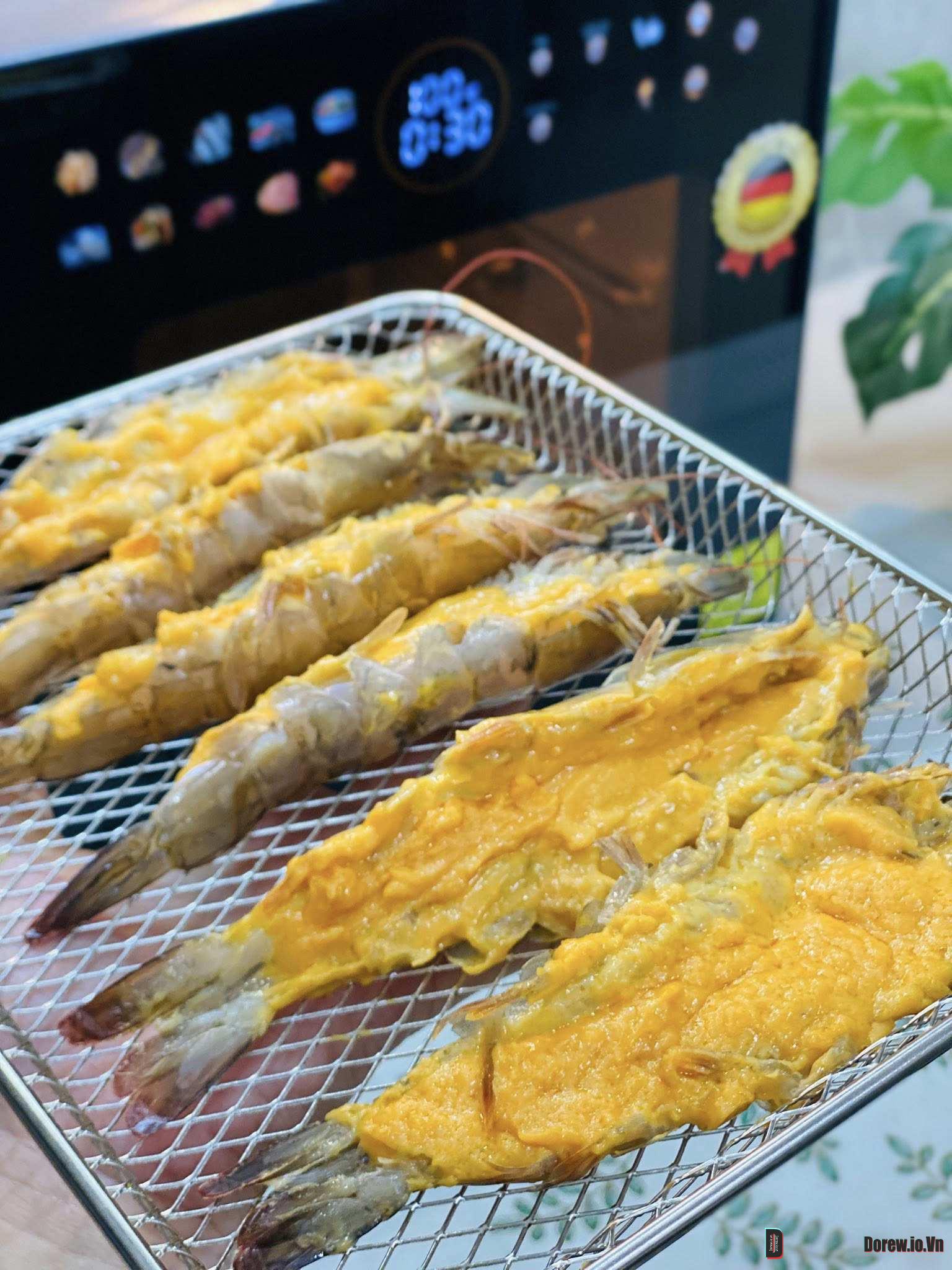 Chuẩn bị nướng tôm